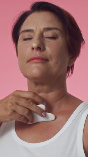 Vertikale Aufnahme Einer Kaukasischen Frau Mittleren Alters Die Ihren Hals — Stockvideo