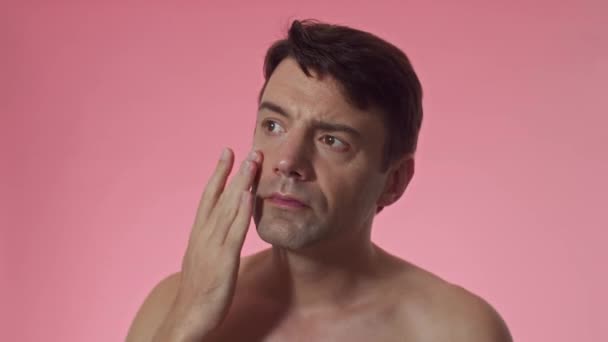 Cabeza Macho Milenario Aplicando Crema Antiarrugas Sobre Piel Facial Aislada — Vídeos de Stock