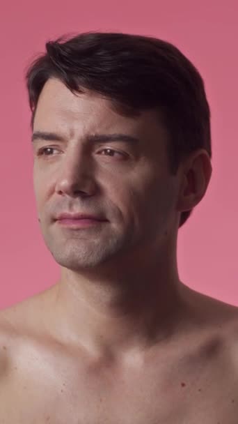Vertikalt Porträtt Glada Medelålders Man Ler Mot Kameran Isolerad Rosa — Stockvideo