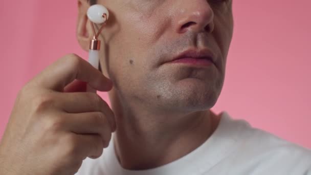 Beskuren Bild Ansikte Man Utövar Rynka Massage Med Jade Roller — Stockvideo