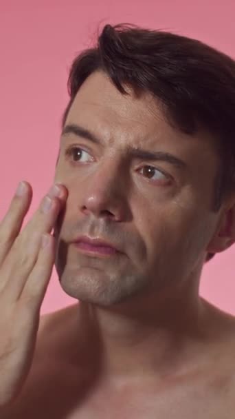 Вертикальний Знімок Чоловічого Середнього Дорослого Крему Обличчі Ізольовано Рожевому Фоні — стокове відео