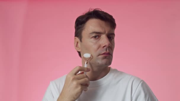 Colpo Medio Uomo Mezza Età Etnia Caucasica Utilizzando Rullo Durante — Video Stock