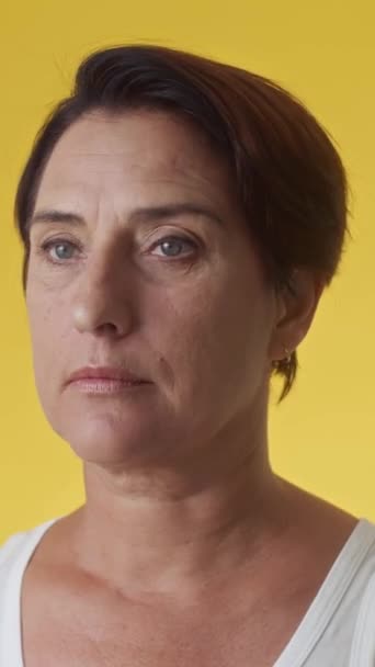 Vertikale Aufnahme Einer Fröhlichen Frau Mittleren Alters Mit Kurzen Haaren — Stockvideo