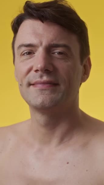 Vertikales Porträt Eines Kaukasischen Mannes Mittleren Alters Der Vor Gelbem — Stockvideo