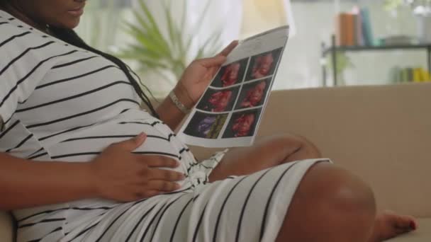 Schnappschuss Von Zukünftiger Schwarzer Mutter Die Bauch Berührt Und Ultraschallbild — Stockvideo