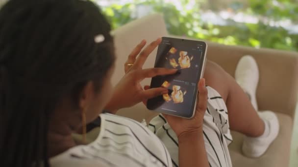 Sobre Hombro Futura Madre Afroamericana Sosteniendo Tableta Digital Con Imagen — Vídeos de Stock