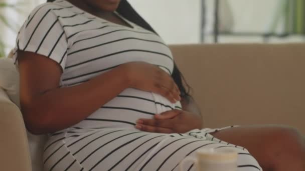 Schräge Aufnahme Einer Fröhlichen Jungen Schwangeren Afrikanischer Herkunft Die Auf — Stockvideo