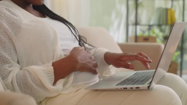 Afroamericano Attesa Madre Utilizzando Computer Portatile Senza Fili Mentre Seduto — Video Stock