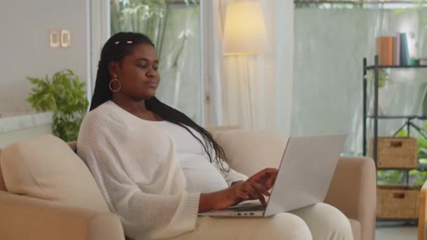 Vista Lateral Futura Madre Afroamericana Ropa Blanca Trabajando Portátil Sentado — Vídeos de Stock