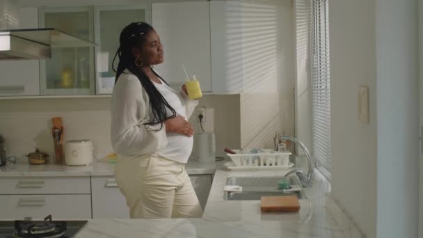 Πλευρική Άποψη Του Ευτυχισμένη Έγκυος Γυναίκα Πίνοντας Smoothie Πορτοκάλι Και — Αρχείο Βίντεο