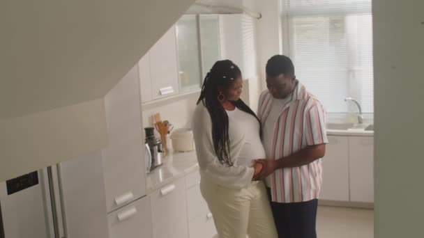 Фантастический Снимок Молодых Чернокожих Родителей Проводящих Время Вместе Домашней Кухне — стоковое видео