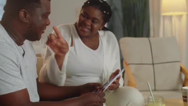 Μέτριο Πλάνο Των Αφροαμερικανών Γονιών Συζητούν Υπερηχογράφημα Εικόνα Του Αγέννητου — Αρχείο Βίντεο