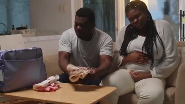 Doğum Sancıları Sırasında Hamile Bir Kadın Için Siyah Bir Kocanın — Stok video