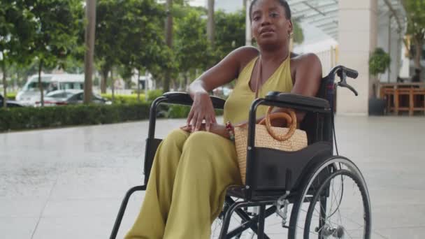 Retrato Mulher Afro Americana Alegre Macacão Amarelo Com Deficiência Sorrindo — Vídeo de Stock