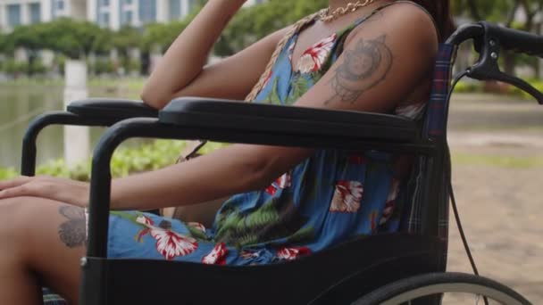 Tilt Shot Van Jonge Vrouw Met Een Handicap Praten Mobiele — Stockvideo