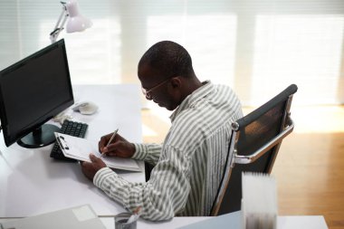 Gülümseyen Siyah girişimci panoya belge imzalıyor