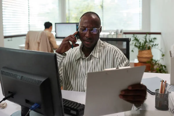 Frowning Bank Manager Calling Client Specify Some Personal Data — Stock Photo, Image