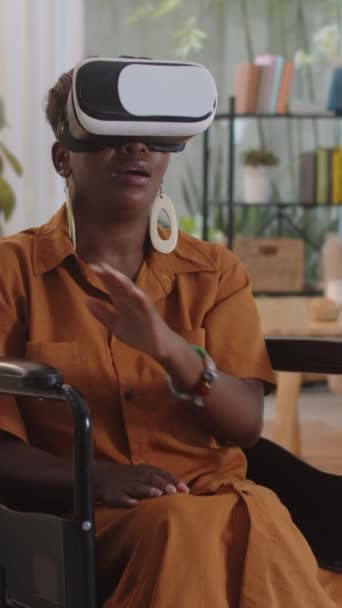 Lodret Billede Sort Kvinde Kørestol Udforske Metaverse Briller Derhjemme – Stock-video