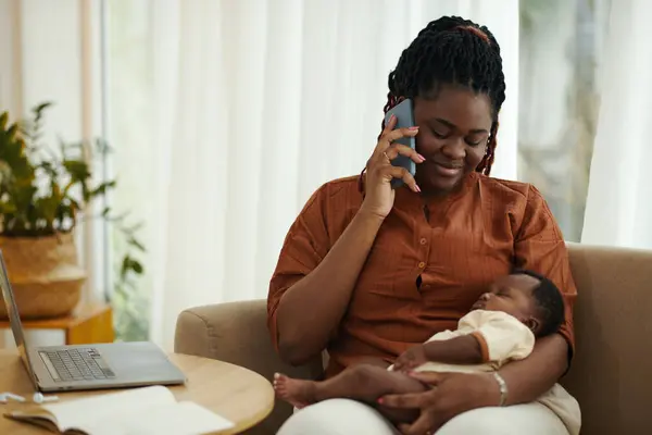 Retrato Mujer Negra Sentada Con Bebé Las Vueltas Tomando Teléfono —  Fotos de Stock