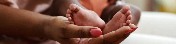 Closeup Image Mother Holding Feet Little Baby — Stock Photo, Image