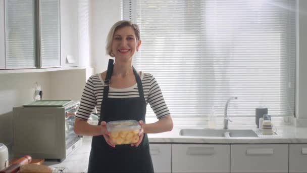 Ritratto Donna Caucasica Positiva Che Tiene Contenitore Con Pasta Biscotti — Video Stock