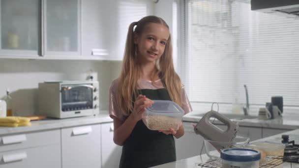 Średni Portret Wesołej Białej Dziewczyny Trzymającej Pojemnik Mąką Podczas Gotowania — Wideo stockowe