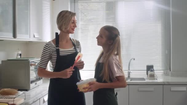 陽気な白人娘と母親が自宅のキッチンでビスケットを調理する肖像画 コピースペース — ストック動画
