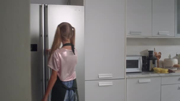 Közepes Hosszú Kaukázusi Tini Lány Vesz Tejet Hűtőszekrényből Főzés Konyhában — Stock videók