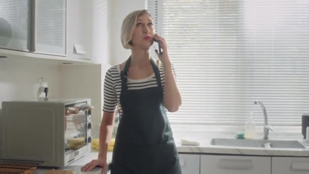 Médio Longo Dona Casa Caucasiana Avental Falando Telefone Celular Cozinhar — Vídeo de Stock