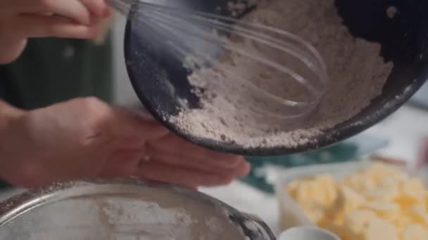 由无法辨认的人合拢手 筛取面粉 制成面团烘烤 — 图库视频影像