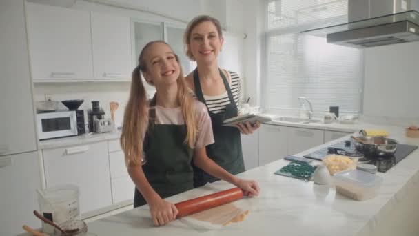 Porträtt Glada Mor Och Dotter Rullande Deg När Matlagning Kex — Stockvideo