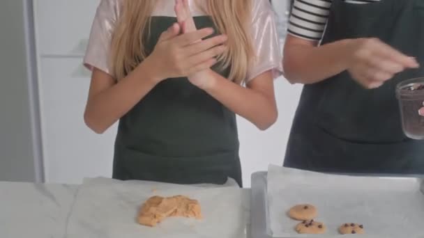 Ujęcie Nierozpoznawalnej Kobiety Jej Córki Robiących Ciasteczka Czekoladowymi Chipsami — Wideo stockowe