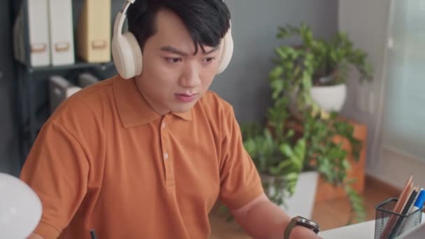 Incline Para Baixo Tiro Desenvolvedor Asiático Fones Ouvido Testando Novo — Vídeo de Stock