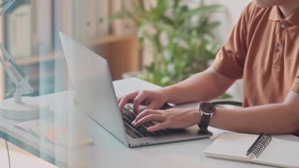 Ofisteki Masada Oturan Kablosuz Laptopta Adamının Posta Yazarken Çekilmiş Görüntüsü — Stok video