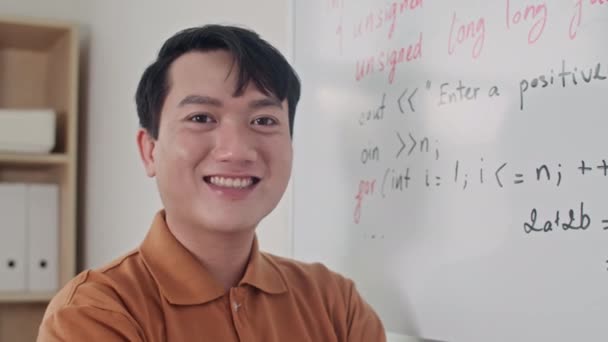 Medio Primer Plano Retrato Alegre Programador Asiático Pie Junto Pizarra — Vídeo de stock