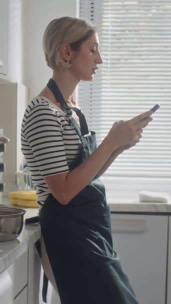 妇女在家中使用移动电话在网上订购食品的纵向照片 — 图库视频影像