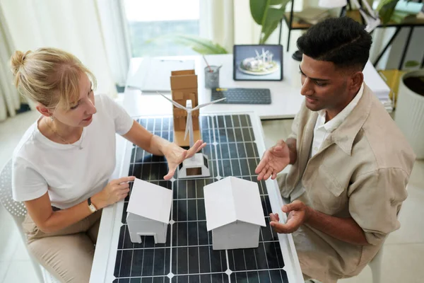 Gerente Ventas Explicando Cliente Cuántos Paneles Solares Necesita Para Dirigir — Foto de Stock