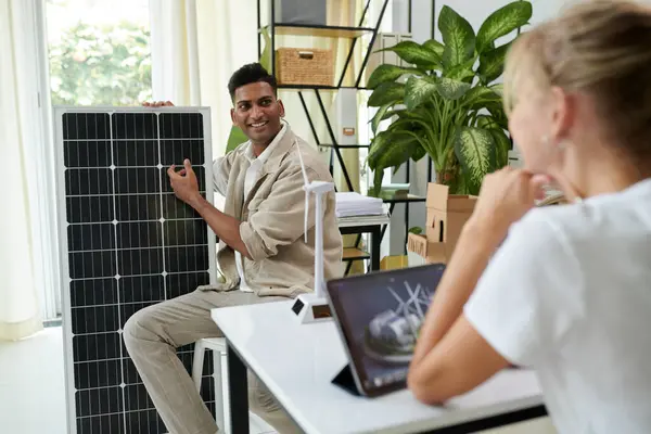 ソーラーパネルの顧客の利点を伝える販売者 — ストック写真