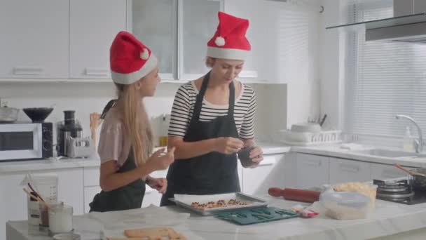 Media Toma Chica Caucásica Madre Sombreros Navidad Añadiendo Chispas Chocolate — Vídeo de stock
