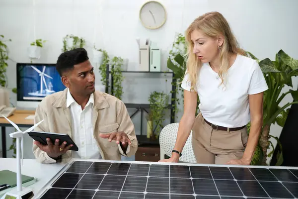 Equipo Diverso Ingenieros Discutiendo Salida Del Panel Solar — Foto de Stock