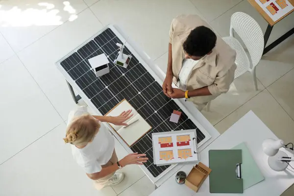 Gerente Ajudando Proprietário Casa Para Decidir Hos Muitos Painéis Solares — Fotografia de Stock