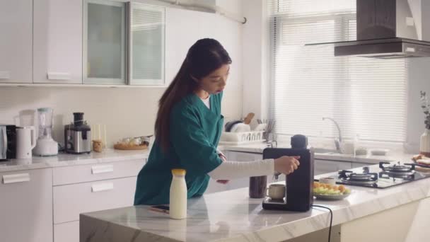 Medelhög Bild Asiatisk Läkare Gör Kaffe Och Sms Mobilen Morgonen — Stockvideo
