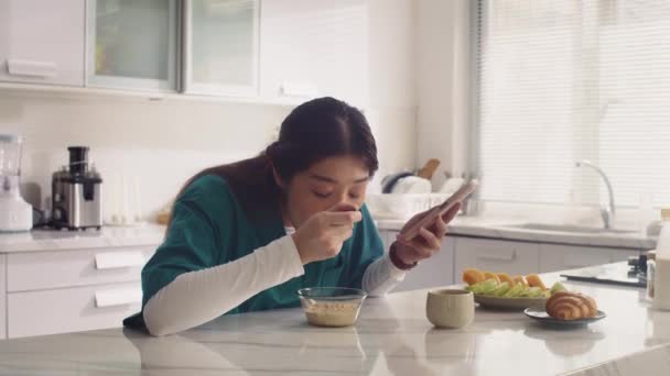 Plan Moyen Travailleur Médical Asiatique Mangeant Yaourt Pour Petit Déjeuner — Video