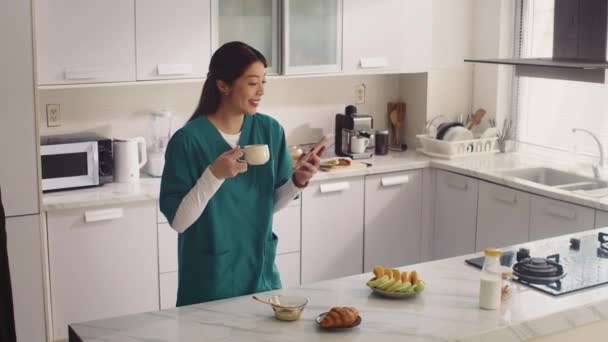 Plan Moyen Long Jeune Femme Médecin Asiatique Uniforme Buvant Café — Video