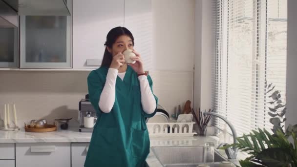 Copiar Espaço Tiro Enfermeira Asiática Uniforme Médico Beber Xícara Café — Vídeo de Stock