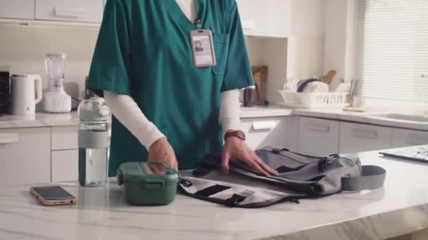 Tiro Cortado Mulher Assistente Médica Irreconhecível Colocando Lancheira Saco Enquanto — Vídeo de Stock