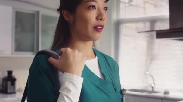Incline Retrato Enfermeira Asiática Sorridente Uniforme Médico Com Saco Olhando — Vídeo de Stock