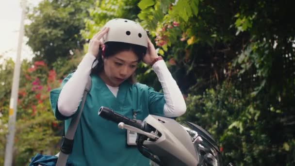 Medium Shot Van Vrouwelijke Aziatische Verpleegster Uniform Zetten Helm Bij — Stockvideo
