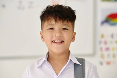 Neşeli Vietnamlı okul çocuğunun portresi