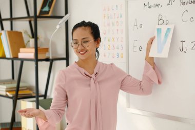 İngilizce öğretmeni iki harfin telaffuzu arasındaki farkı açıklıyor